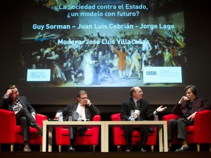 De izquierda a derecha, Jorge Lago, Juan Luis Cebrián, José Luis Villacañas y Guy Sorman.