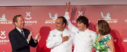 El director internacional de la Guía Michelin, Michael Ellis, junto a los cocineros Ángel León y Jordi Cruz, que obtuvieron su tercera estrella Michelin durante la gala Michelin para España y Portugal celebrada en el hotel Abama de Tenerife.