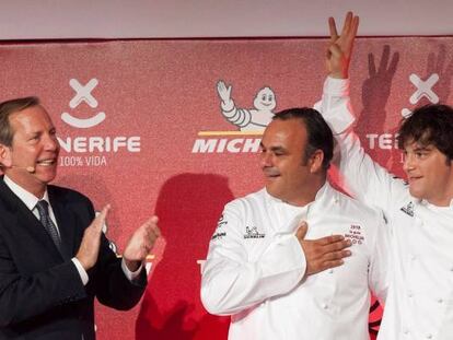 El director internacional de la Guía Michelin, Michael Ellis, junto a los cocineros Ángel León y Jordi Cruz, que obtuvieron su tercera estrella Michelin durante la gala Michelin para España y Portugal celebrada en el hotel Abama de Tenerife.