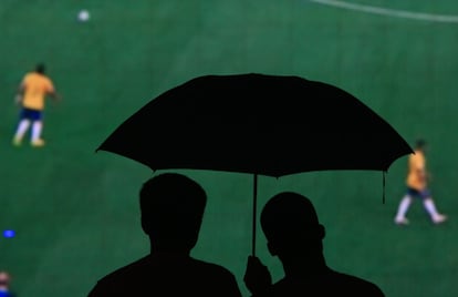 Torcedores assistem em um telão, na China, ao jogo entre Brasil e Croácia, no dia 13 de junho de 2014.