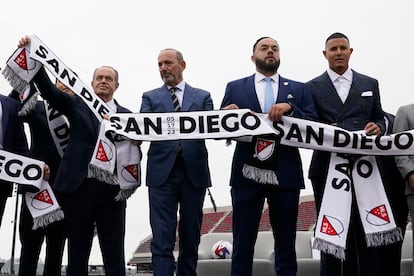 Don Garber (segundo a la izquierda), comisionado de la MLS, junto a los propietarios del nuevo equipo, en San Diego