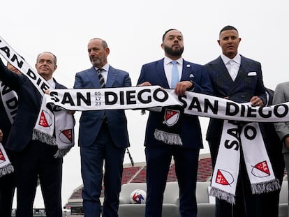 Don Garber (segundo a la izquierda), comisionado de la MLS, junto a los propietarios del nuevo equipo, en San Diego, este jueves.