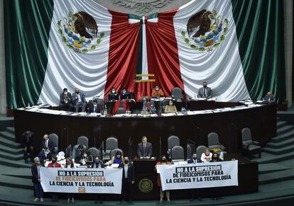 Una protesta de los diputados mexicanos contra la eliminación de los fideicomisos.