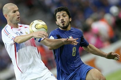 El jugador de la selección francesa Zinedine Zidane controla el balón ante el italiano Gennaro Gattuso.