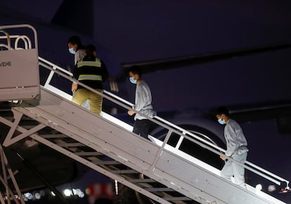 Venezuelan migrants are escorted onto a repatriation flight, on October 18 in Harlingen (Texas).