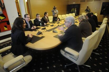 Reunión en el Parlamento vasco entre su presidenta y el Tribunal de Cuentas.