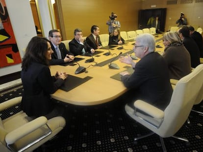 Reunión en el Parlamento vasco entre su presidenta y el Tribunal de Cuentas.