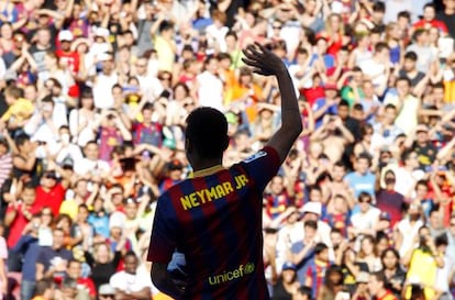 Neymar saluda a los aficionados en las gradas del Nou Camp el d&iacute;a de su presentaci&oacute;n.