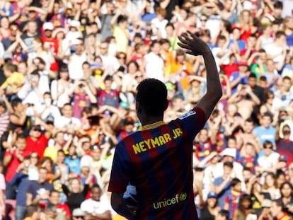 Neymar saluda a los aficionados en las gradas del Nou Camp el d&iacute;a de su presentaci&oacute;n.