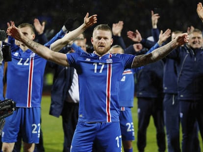 El capit&aacute;n island&eacute;s Aron Gunnarsson lidera el grito vikingo de la celebraci&oacute;n del pase al Mundial.