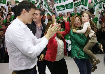 Pedro Sánchez, secretario general del PSOE, a la izquierda, aplaude mientras la candidata a la Junta, Susana Díaz, coge a una niña en brazos al inicio del mitin de esta noche.