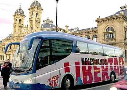 El autobús parte de San Sebastián bajo el lema "Necesitamos libertad"
