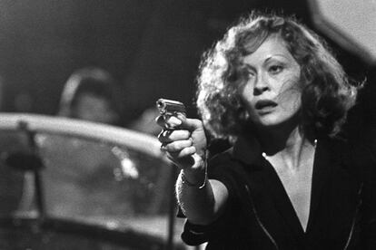 Faye Dunaway – Aunque los enfrentamientos entre Dunaway y Roman Polanski comenzaron desde el primer día de rodaje de Chinatown, la tensión en el set escaló hasta tal punto que el director, cansado de que el pelo de la protagonista arruinara una escena, decidió entrar en el plano y arrancárselo él mismo sin ningún permiso. La actriz, que tenía una bien ganada fama de diva y despertaba muy pocas simpatías en el equipo, se vengó tirándole al cineasta un vaso lleno de pis después de que este se negara a dejarla ir al baño.