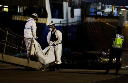 Traslado del cadáver de un migrante fallecido en una patera, en el puerto de Las Palmas.