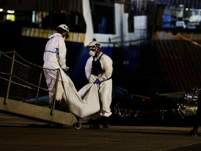 Traslado del cadáver de un migrante fallecido en una patera, en el puerto de Las Palmas.