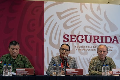 La titular de la secretaría de Seguridad y Protección Ciudadana (SSPC), Rosa Icela Rodríguez (i), y el secretario de Marina, José Rafael Ojeda (d), han confirmado la detención de Guzmán en una conferencia de prensa.