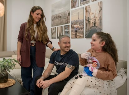 Mía Millán, acompañada de sus padres Ana González y Siscu Millán, en su casa de Linares. 