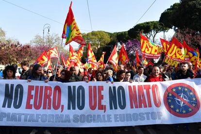 Cabecera de la manifestación contra el Euro, la Otan y la Unión Europea en Roma.