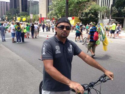 Luciano Santos, de 37 anos, veio à avenida Paulista para passear de bicicleta e protestar: "Eu vi com meus olhos o Governo se aproveitando dos mais humildes lá no Nordeste, trocando voto por bolsa-esmola". Negro e nordestino, Luciano diz que ato não é da elite: "estamos todos no mesmo barco".