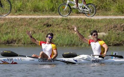 Cubelos (I) y Peña (D) celebran la plata en el K2-1000.