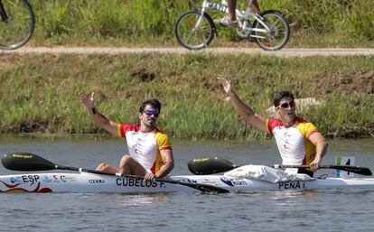 Cubelos (I) y Peña (D) celebran la plata en el K2-1000.