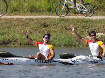 Cubelos (I) y Peña (D) celebran la plata en el K2-1000.