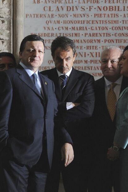 Zapatero, entre Durão Barroso y Moratinos, ayer en Comillas.