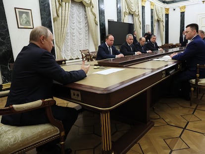 Moscow (Russian Federation), 25/06/2023.- Russian President Vladimir Putin (L) chairs a working meeting with the heads of Russian law enforcement agencies at the Kremlin in Moscow, Russia, 26 June 2023. In picture is seen Russian Defence Minister Sergei Shoigu (3-L). (Rusia, Moscú) EFE/EPA/GAVRIIL GRIGOROV/SPUTNIK/KREMLIN / POOL MANDATORY CREDIT
