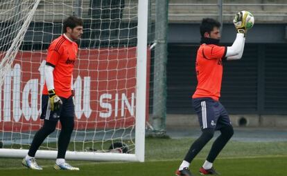 Adán, en un entrenamiento del Madrid junto a Casillas.