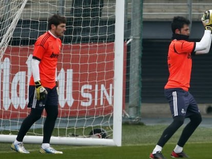 Adán, en un entrenamiento del Madrid junto a Casillas.