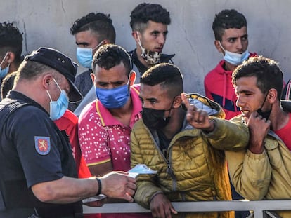 La oficina de asilo de Ceuta lleva días recibiendo a centenares de marroquíes que piden protección para evitar volver a su país.