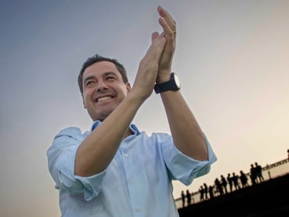 Juan Manuel Moreno, durante el mitin de campaña celebrado el viernes junto al puente de Triana, en Sevilla.