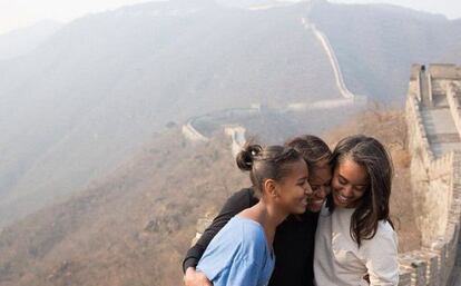 Michelle Obama compartió en su Instagram una imagen con sus hijas, Sasha y Malia, durante su visita a la Gran Muralla china.