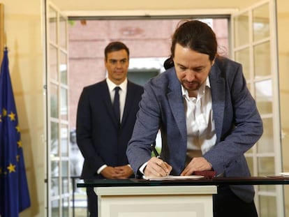 Pablo Iglesias firma ante Pedro Sánchez el acuerdo de Presupuestos en el que figura la subida del SMI.
