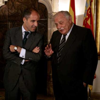 El presidente valenciano, Francisco Camps (izquierda), y Ricard Fornesa, ayer en Valencia.