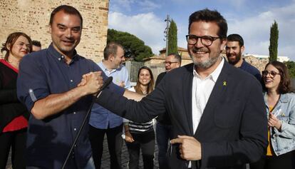 Jordi Ballart (izq.) e Isaac Albert (ERC) oficializan el pacto en Terrassa.