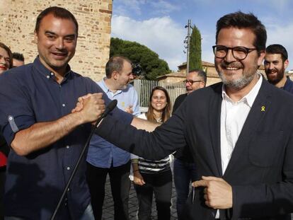 Jordi Ballart (izq.) e Isaac Albert (ERC) oficializan el pacto en Terrassa.