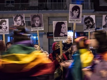 Asistentes a la marcha protestan con fotografías de los desaparecidos durante la dictadura uruguaya.