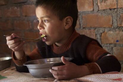 Un niño de Yanapampa come una mazamorra a la que su madre ha añadido harina de sangrecita. El programa ‘Anemia no’ ha enseñado a las madres a moler el charqui de sangre, de forma que pueden añadirlo a desayunos y dulces, como la mazamorra, un postre hecho con leche, canela y calabaza, y les resulta más fácil que sus hijos lo consuman con frecuencia.