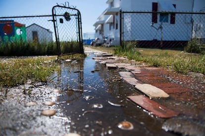 El alcalde de la isla reclama la construcción de un nuevo dique para proteger la isla, proyecto en debate desde hace unos 20 años. Este proyecto original ya no funcionaría debido a la erosión en los últimos años. En la imagen, agua de mar a la entrada de un hogar.