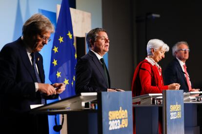 De izquierda a derecha, el comisario de Economía, Paolo Gentiloni; el presidente del Eurogrupo, Paschal Donohoe; la presidenta del BCE, Christine Lagarde, y el director del MEDE, Pierre Gramegna, compareciendo después del Eurogrupo de Estocolmo.