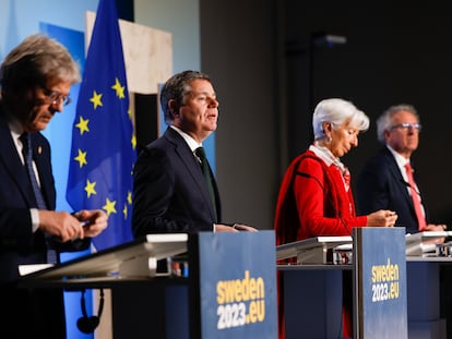 De izquierda a derecha, el comisario de Economía, Paolo Gentiloni; el presidente del Eurogrupo, Paschal Donohoe; la presidenta del BCE, Christine Lagarde, y el director del MEDE, Pierre Gramegna, compareciendo después del Eurogrupo de Estocolmo.