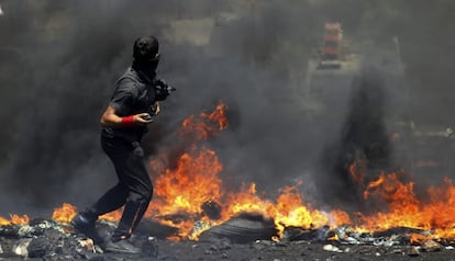 Un hombre palestino lanza una piedra contra la policía isaelí durante los enfentamientos en Kofr Kedum