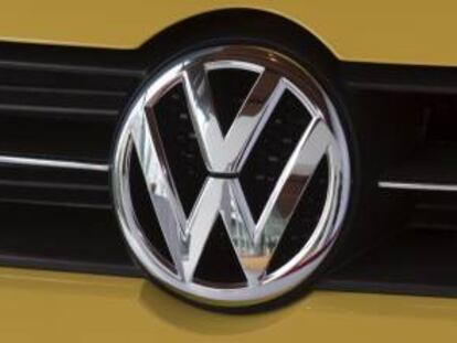 Logo de Volkswagen en un coche. EFE/Archivo