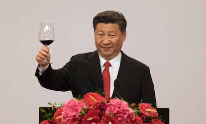 El presidente chino, Xi Jinping, brinda durante un banquete en Hong Kong, este viernes.