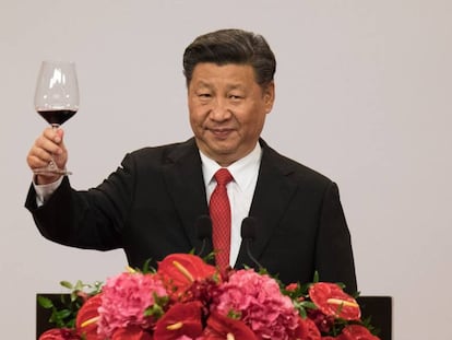 El presidente chino, Xi Jinping, brinda durante un banquete en Hong Kong, este viernes.