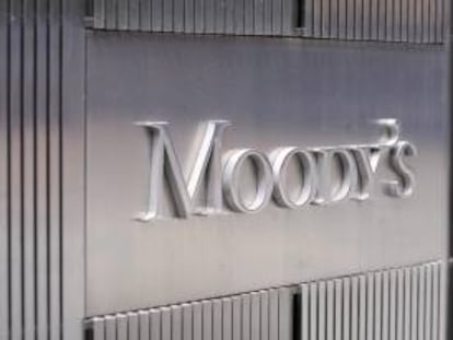 Imagen corporativa de Moody's en las oficinas centrales de la agencia, en Nueva York (Estados Unidos). EFE/Archivo