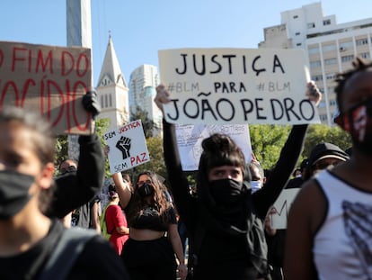 Manifestantes protestam contra o racismo e o Governo Bolsonaro em São Paulo.