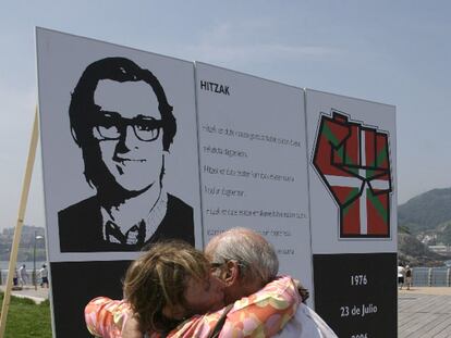 Familiares de Pertur se abrazan en un acto en su memoria en San Sebastián en julio de 2006.
