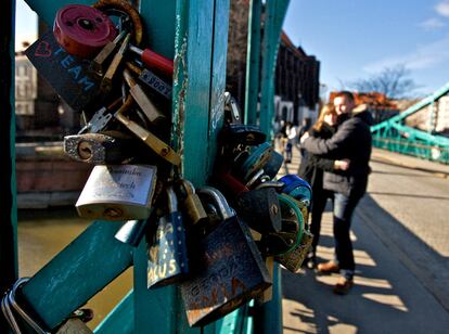 Una pareja se abraza en el puente de Tumski, conocido como el Puente de los Enamorados, en Wroclaw.